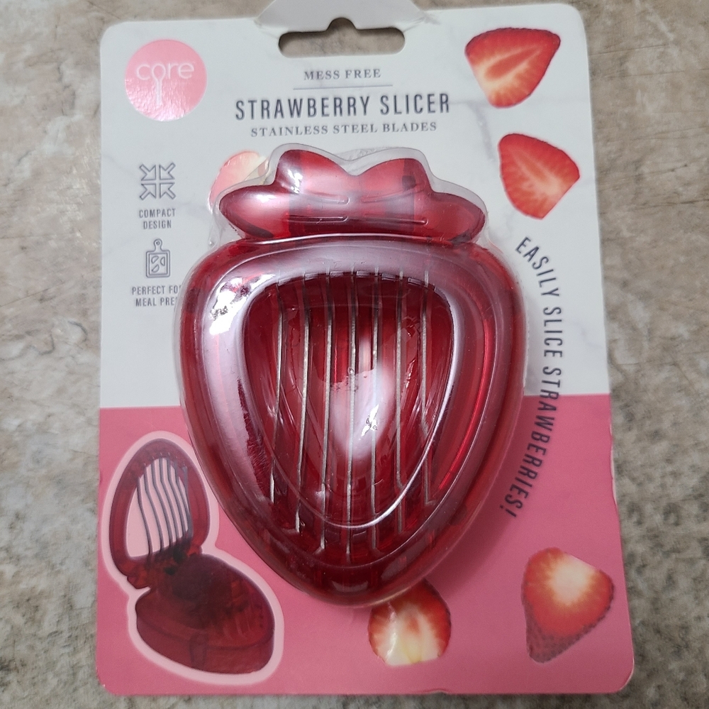 Mess Free Compact Red Strawberry Slicer With Stainless Steel Blades